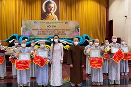 Trao cờ lưu niệm và giấy khen đến các tác phẩm đạt giải - Ảnh: Sư cô Nhuận Bảo