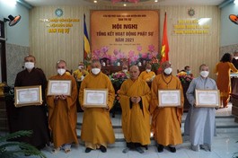 Hòa thượng Thích Thiện Minh trao Bằng tuyên dương công đức đến chư tôn đức Ban Trị sự huyện 