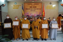 Hòa thượng Thích Thiện Minh trao Bằng tuyên dương công đức đến chư tôn đức Ban Trị sự huyện 