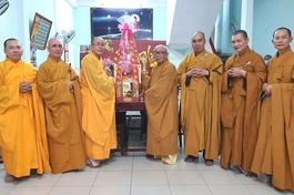 Đảnh lễ khánh tuế Hòa thượng Thích Như Tín, Thành viên Hội đồng chứng minh GHPGVN - Ảnh: Ban TT-TT PG quận