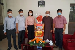 Lãnh đạo Phòng An ninh đối nội - Công an TP.HCM thăm tặng quà báo Giác Ngộ.