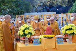 Chư tôn đức niệm hương cầu nguyện công trình sớm thành tựu - Ảnh: Bảo Toàn