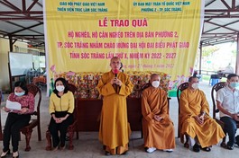 Hòa thượng Thích Minh Hạnh tán dương và sách tấn trong phiên chợ 0 đồng - Ảnh: Thích Tâm Thành