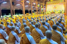 Giới tử Tăng, Ni tĩnh tọa trang nghiêm lắng nghe lời giáo giới