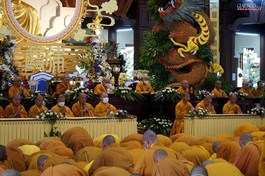 Các giới tử chí thành đảnh lễ chư tôn đức giới sư cầu thọ Bồ-tát giới