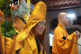 Hòa thượng Thích Minh Thông trao truyền tam tụ tịnh giới.