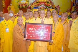 Hòa thượng Thích Thiện Nhơn tặng khánh vàng đến Hòa thượng Thích Thông Hội, tân Trưởng ban Phật giáo tỉnh Quảng Ngãi - Ảnh: Đăng Huy