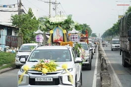 Đoàn xe đang tiến về đài hỏa táng Tháp Long Thọ để cử hành lễ trà-tỳ
