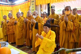 Trưởng lão Hòa thượng Trưởng Môn phái tổ đình Vĩnh Nghiêm cùng chư tôn đức trong môn phái niệm hương cầu nguyện