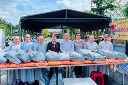 Chư tôn đức Ni, lãnh đạo chính quyền địa phương tại buổi trao quà