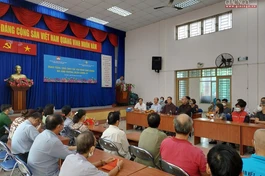 Chư tôn đức, lãnh đạo, người dân quận Tân Bình tham dự buổi trao quà