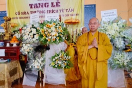 Thượng tọa Thích Đức Thiện viếng tang sáng nay, 20-9 - Ảnh: Minh Hậu