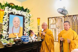 Chư tôn đức thực hiện nghi thức thọ tang cho môn đồ pháp quyến