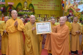 Hòa thượng Thích Thiện Nhơn tặng Bằng Tuyên dương công đức đến Ban Tăng sự Trung ương 