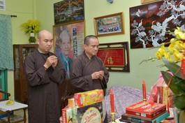 Thắp hương tưởng niệm cư sĩ Tống Hồ Cầm