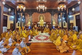 Quang cảnh lễ Bố-tát tụng giới của chư Tăng Ni Q.Tân Bình tại chùa Hải Quang