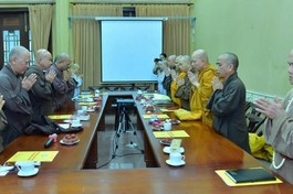 Chư tôn đức niệm Phật cầu gia bị trước khi bước vào phiên họp chiều ngày 6-7