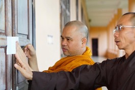 Chư tôn đức niêm phong phòng thi sau khi đã kiểm tra 