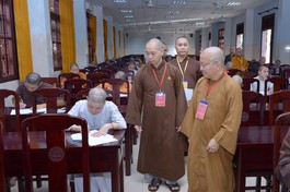 Chư tôn đức Hội đồng tuyển sinh kiểm tra quá trình coi thi - Bảo Toàn/BGN