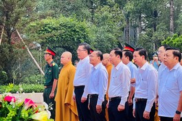 Ban Trị sự Phật giáo H.Long Thành và chính quyền huyện tưởng niệm anh linh anh hùng, liệt sĩ tại Nghĩa trang huyện nhà - Ảnh: Thiện Huy