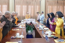 Niệm Phật cầu gia hộ trước phiên họp - Ảnh: Quảng Hậu/BGN