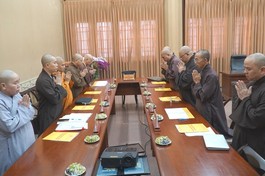 Chư tôn đức niệm Phật trước khi diễn ra phiên họp