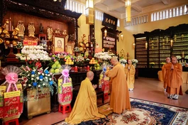 Đức Pháp chủ GHPGVN dâng trà tưởng niệm húy nhật lần thứ 30 cố Hòa thượng Thích Huệ Thới - Ảnh: Phước Truyền