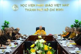 Hòa thượng Viện trưởng chủ trì phiên họp tổng kết khóa huân tu sáng ngày 2-6 - Ảnh: Ban Truyền thông Học viện