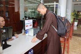 Thí sinh làm thủ tục nhận phiếu báo danh để tham dự Kỳ thi tuyển sinh cử nhân Phật học khóa XIX do Học viện Phật giáo VN tại TP.HCM tổ chức