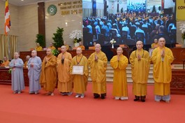Hòa thượng Thích Lệ Trang trao Bằng tuyên dương công đức đến Ban Giáo dục Phật giáo TP.HCM - Ảnh: Bảo Toàn/BGN