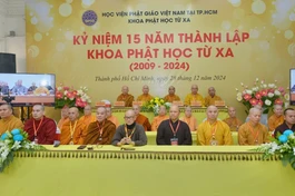 Chư tôn đức Hội đồng Điều hành, lãnh đạo các khoa và chư vị giảng viên tham dự lễ kỷ niệm - Ảnh: Bảo Toàn/BGN