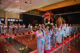 Phật tử chiêm bái xá-lợi Đức Phật tại chùa Thanh Tâm (Phật Cô Đơn), sáng 3-5 - Ảnh: Trung Thắng