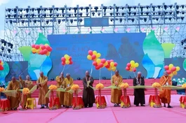Cắt băng khai mạc Lễ hội Văn hóa Phật giáo chào mừng Đại lễ Vesak 2025 - Ảnh: Trung Thắng