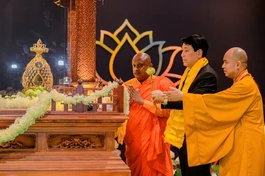 Chủ tịch nước Lương Cương dâng hoa và chiêm bái xá-lợi Đức Phật - Ảnh: Tâm Quý