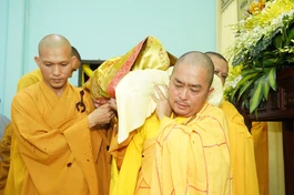 Môn đồ pháp quyến cung thỉnh nhục thân Hòa thượng Thích Hạnh Hoa đến Giác linh đường nhập kim quan - Ảnh: Thông Từ