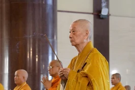 Đức Pháp chủ quang lâm niêm hương chứng minh Lễ Tự tứ của Tăng, Ni Học viện Phật giáo VN tại TP.HCM - Ảnh: Bảo Toàn/BGN