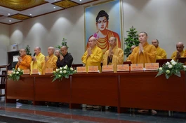 Chư tôn đức Hội đồng Điều hành, lãnh đạo các khoa Học viện Phật giáo VN tại TP.HCM tham dự lễ khai giảng - Ảnh: Bảo Toàn/BGN.