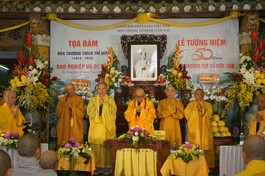 Chư tôn đức niệm Phật cầu gia bị trước khi bắt đầu buổi tọa đàm - Ảnh: Nguyên Hà