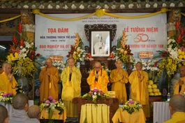 Chư tôn đức niệm Phật cầu gia bị trước khi bắt đầu buổi tọa đàm - Ảnh: Nguyên Hà