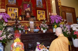 Đức Pháp chủ dâng hương tưởng niệm Đại lão Hòa thượng Thích Tịnh Khiết và chư tôn đức tại tổ đường thiền viện Vạn Hạnh - Ảnh: Bảo Toàn/BGN