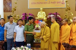 Đoàn Công an tỉnh thăm Hòa thượng Thích Quảng Xã tại chùa Huệ Chiếu - Ảnh: Công Trí