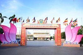 Cổng chào dẫn vào Cung Văn hóa Hữu nghị Lao đông Việt-Tiệp nơi diễn ra Đại hội Phật giáo TP.Hải Phòng. Ảnh: Thành Trung