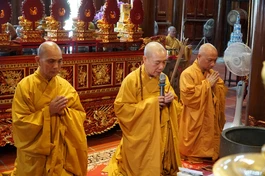 Hòa thượng Thích Bảo Nghiêm và chư tôn đức niêm hương, đảnh lễ Tam bảo tại chùa Cảm Sơn - Ảnh: Quảng Hậu/BGN