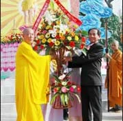 Hòa thượng Thích Quảng Hiển, Phó Trưởng ban trị sự Phật giáo tỉnh nhận  lẵng hoa chúc mừng  của Ô. Võ Thành Kỳ, Phó Chủ tịch UBND tỉnh BRVT