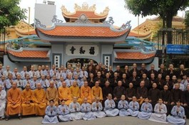 Chư tôn đức Tăng Ni và Ni chúng chụp hình trước chùa Phước Hòa (Q.3, TP.HCM) - Ảnh: Ngọc Đại