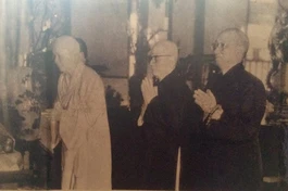 Chư vị tôn túc Hòa thượng Thích Trí Độ, Hòa thượng Thích Đôn Hậu, Hòa thượng Thích Minh Nguyệt, Hòa thượng Thích Thiện Hào lễ Phật tại chùa Xá Lợi trong buổi tiếp đón đại biểu Phật giáo 2 miền dự Hội nghị hiệp thương thống nhất (8-1975) - Ảnh tư liệu GN