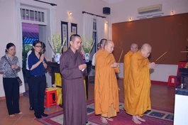 Thắp hương tưởng niệm trước chơn linh Giáo sư