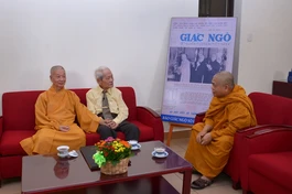 Đại lão Hòa thượng Thích Trí Quảng, Hòa thượng Thích Giác Toàn và cư sĩ Tống Hồ Cầm cùng chia sẻ về Báo Giác Ngộ bên bìa số báo đầu tiên phóng lớn phía sau - ra cách đây gần 50 năm (1-1-1976) - Ảnh: Bảo Toàn/BGN