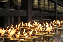 Khi đèn trí tuệ đã thắp sáng thì không còn sợ hãi, mê tín cũng sẽ không có dịp "chen vào" - Ảnh minh họa