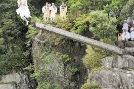 Các nhà sư Nhật bản thực hiện cầu nguyện khổ hạnh